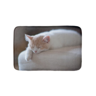 Tapete De Banheiro Gatinho bege e branco cansado