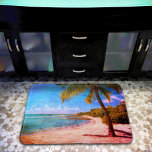 Tapete De Banheiro Hawaii Palm Tree Vintage Olha Foto Na Hora Da Prai<br><div class="desc">"Na hora da praia." Volte às memórias de dias de praia tropical preguiçosos sempre que você olha para este retrato de férias no Havaí, funky, vintage, banho angustiado ou tapete de cozinha de uma palmeira solitária numa praia arenosa e crescente, com céus azuis claros e água. Transforme seu banheiro nos...</div>