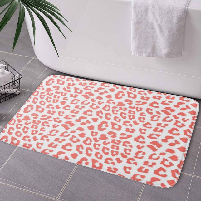Tapete De Banheiro Impressão Coral Leopardo (Coral Leopard Print Bath Mat by Looly Elzayat
)