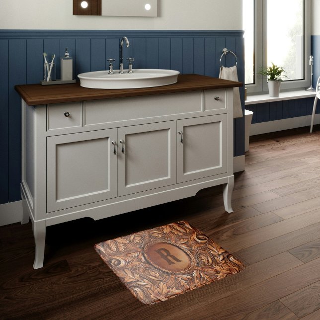 Tapete De Banheiro Impressão de Couro Arrefecido Ocidental Inicial (Western Tooled Leather Collection 
Custom Initial Bath Mat)