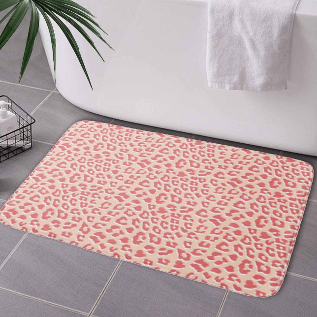 Tapete De Banheiro Impressão Leopardo Branco Coral (Coral White Leopard Print Bath Mat by Looly Elzayat
)