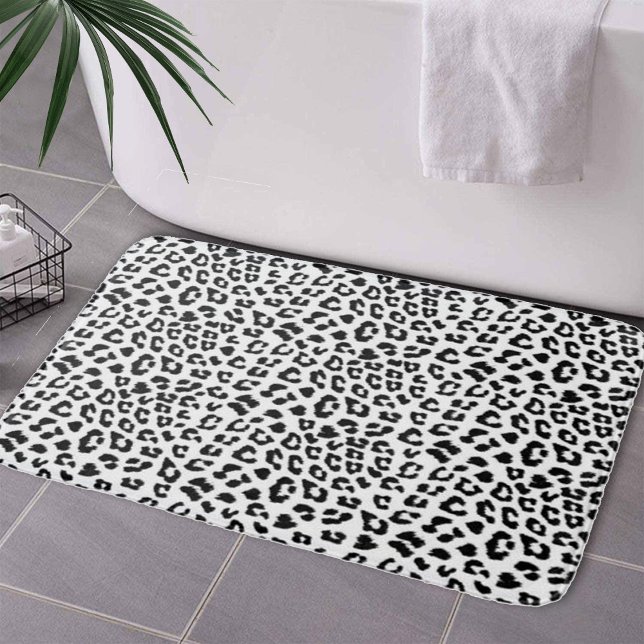 Tapete De Banheiro Impressão Leopardo Preto e Branco (Leopard Print Black and White Bath Mat by Looly Elzayat
)