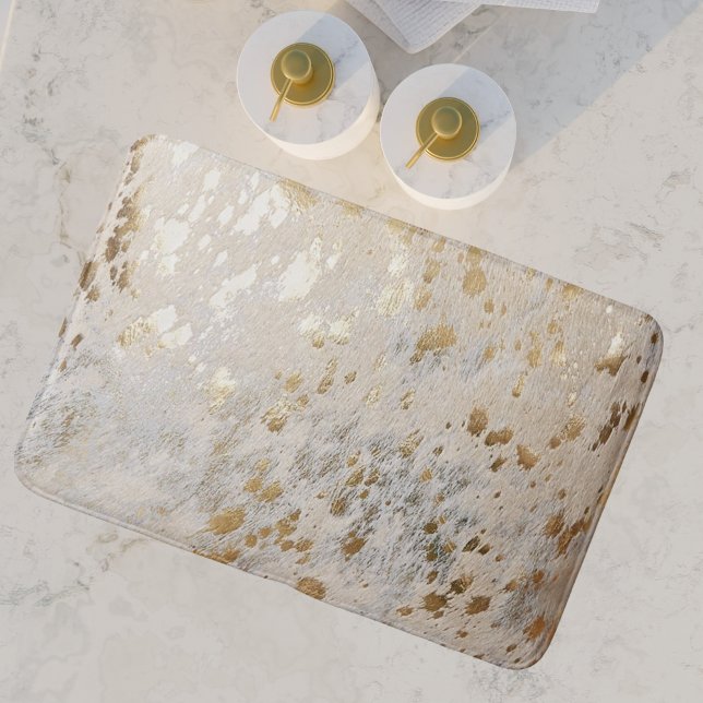Tapete De Banheiro Impressão Metálico Dourado (Gold Cowhide Print Metallic Bath Mat, a luxury elegant and modern design for a classy chic bathroom)