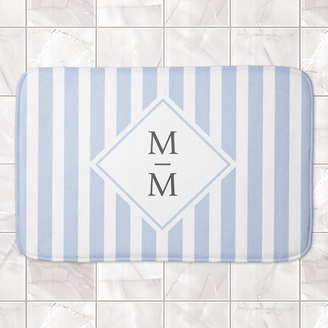 Tapete De Banheiro Iniciais monográficas listras brancas, azuis-clara (Monogram initials dusty light blue white stripes bath mat)