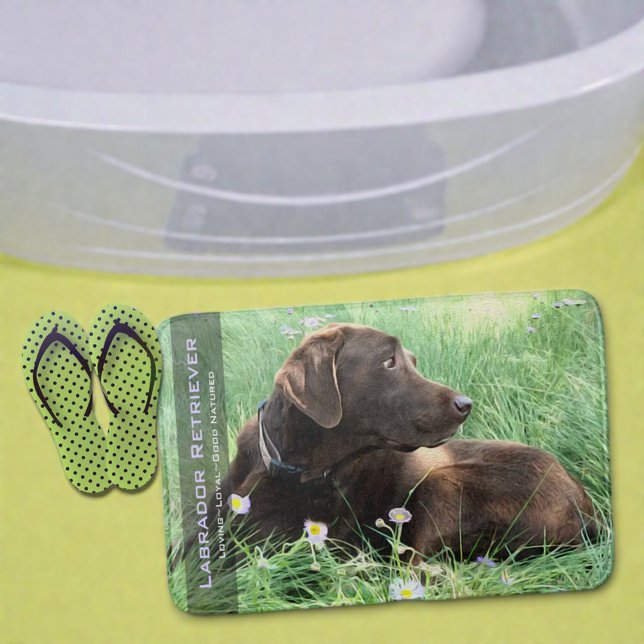 Tapete De Banheiro Labrador Retriever Em Flores De Grama E Roxo (Labrador Retriever in grass bath mat. )