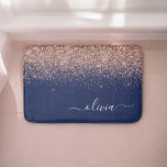 Tapete De Banheiro Marinho Azul Rosa Dourado Blush Cor-de-rosa brilha<br><div class="desc">Azul Navy e Rosa Gold - Matas de Banho do Monograma do Script Glitter Brilhante Cor-de-Rosa Esbranquiçada. Isso faz a formatura perfeita,  aniversário,  casamento,  chá de panela,  aniversário,  chá de fraldas ou presente de festa de solteira para alguém que ama luxo de vidro e estilos quíticos.</div>