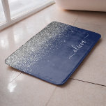 Tapete De Banheiro Marinho de prata Blue Glitter Girly Monographic No<br><div class="desc">Marinha Azul e Silver Sparkle Script Monograma Nome Bath Mats. Isso faz da formatura perfeita,  aniversário,  casamento,  duche de noiva,  aniversário,  duche de bebê ou festa de solteira para alguém que ama luxo de vidro e estilos quicos.</div>