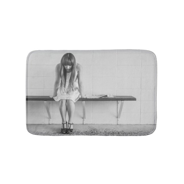Tapete De Banheiro Menina Preocupada (frente)