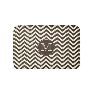 Tapete De Banheiro Monograma Brown e creme Chevron