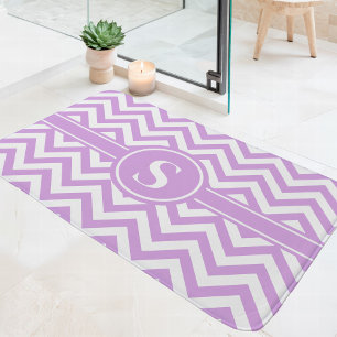 Tapete De Banheiro Monograma de Chevron Lavanda e Branco