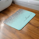 Tapete De Banheiro Monograma de Prata Leve Azul Aqua<br><div class="desc">Azul Aqua - Matas de Banho de Nome do Monograma do Script Glitter Glitter de Teal e Silver Sparkle. Isso faz da formatura perfeita,  aniversário,  casamento,  duche de noiva,  aniversário,  duche de bebê ou festa de solteira para alguém que ama luxo de vidro e estilos quicos.</div>