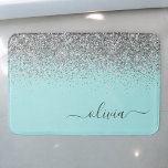 Tapete De Banheiro Monograma de Prata Leve Azul Aqua<br><div class="desc">Azul Aqua - Matas de Bath Bath de Leitura e Silver Faux Glitter Script Monograma. Isso faz a formatura perfeita,  aniversário,  casamento,  chá de panela,  aniversário,  chá de fraldas ou presente de festa de solteira para alguém que ama luxo de vidro e estilos quíticos.</div>