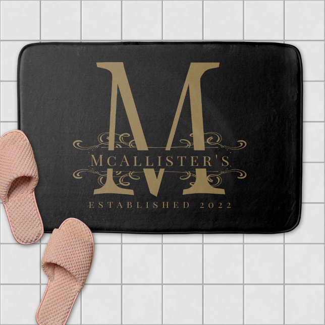 Tapete De Banheiro Monograma Dourado Elegante da Família Preto (Family Monogram Elegant Black Gold Classy Bath Mat)