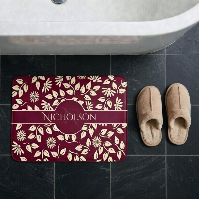 Tapete De Banheiro Monograma Elegante Nome Personalizado Folha Daisy  (Pastel yellow retro flowers and leaves on burgundy bathmat with template name and monogram.)