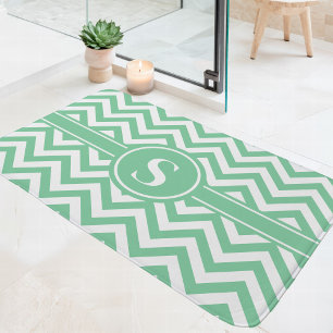 Tapete De Banheiro Monograma em Chevron Verde Menta e Branco