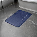 Tapete De Banheiro Monograma marinho Azul e Branco Moderno<br><div class="desc">Apresentando nossa Coleção de Monogramas Modernos Azul e Branco: Eleve sua decoração caseira com nossa sofisticada coleção com um esquema de cores azul e branco do marinho contemporâneo. Cada peça é trabalhada meticulosamente para exudir elegância e estilo, perfeito para adicionar um toque de talento moderno a qualquer sala. Quer você...</div>