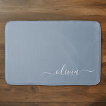 Tapete De Banheiro Monograma Moderno Minimalista Dusty Blue Elegante<br><div class="desc">Apresentando nossa Coleção Elegante de Monograma Moderno Minimalista e Dusty: Eleve seu estilo com sofisticação e charme de eterno subestimados. Nossa coleção apresenta designs minimalistas em uma matiz azul suja, aperfeiçoada com monogramas elegantes adaptados ao seu gosto pessoal. De papelaria refinada a acessórios versáteis, cada peça da nossa coleção é...</div>