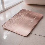 Tapete De Banheiro Monograma Rosa cor-de-rosa com Dourada de metal es<br><div class="desc">Rosa Dourado - Folha Cor-de-rosa esfarelada Metálica Faísca Metálica Glitter Brutado Monograma Nome Bath Mats. Isso faz a formatura perfeita,  aniversário,  casamento,  chá de panela,  aniversário,  chá de fraldas ou presente de festa de solteira para alguém que ama luxo de vidro e estilos quíticos.</div>