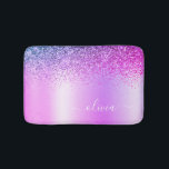 Tapete De Banheiro Monograma Script Purple Glitter Giration Name<br><div class="desc">Folha Roxa Folha Metálica Brilhante Metálica Brilhante Metálica Bruta Monograma Nome Mats. Isso faz a formatura perfeita,  aniversário,  casamento,  chá de panela,  aniversário,  chá de fraldas ou presente de festa de solteira para alguém que ama luxo de vidro e estilos quíticos.</div>