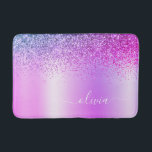 Tapete De Banheiro Monograma Script Purple Glitter Giration Name<br><div class="desc">Folha Roxa Folha Metálica Brilhante Metálica Brilhante Metálica Bruta Monograma Nome Mats. Isso faz a formatura perfeita,  aniversário,  casamento,  chá de panela,  aniversário,  chá de fraldas ou presente de festa de solteira para alguém que ama luxo de vidro e estilos quíticos.</div>