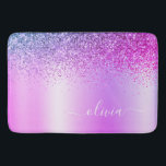 Tapete De Banheiro Monograma Script Purple Glitter Giration Name<br><div class="desc">Folha Roxa Folha Metálica Brilhante Metálica Brilhante Metálica Bruta Monograma Nome Mats. Isso faz a formatura perfeita,  aniversário,  casamento,  chá de panela,  aniversário,  chá de fraldas ou presente de festa de solteira para alguém que ama luxo de vidro e estilos quíticos.</div>