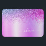 Tapete De Banheiro Monograma Script Purple Glitter Giration Name<br><div class="desc">Folha Roxa Folha Metálica Brilhante Metálica Brilhante Metálica Bruta Monograma Nome Mats. Isso faz a formatura perfeita,  aniversário,  casamento,  chá de panela,  aniversário,  chá de fraldas ou presente de festa de solteira para alguém que ama luxo de vidro e estilos quíticos.</div>