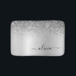 Tapete De Banheiro Monograma Script Silver Black Glitter Girle Name<br><div class="desc">Folha De Prata Folha De Folha Metálica Brilhante Lente Bruta Monograma Nome Bath Mats. Isso faz da formatura perfeita,  aniversário,  casamento,  duche de noiva,  aniversário,  duche de bebê ou festa de solteira para alguém que ama luxo de vidro e estilos quicos.</div>