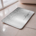 Tapete De Banheiro Monograma Script Silver Black Glitter Girle Name<br><div class="desc">Folha De Prata Folha De Folha Metálica Brilhante Lente Bruta Monograma Nome Bath Mats. Isso faz da formatura perfeita,  aniversário,  casamento,  duche de noiva,  aniversário,  duche de bebê ou festa de solteira para alguém que ama luxo de vidro e estilos quicos.</div>