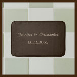 Tapete De Banheiro Morat de Banho Personalizado de Push Castanho e Ta<br><div class="desc">Este tapete de banho pode ser qualquer cor de fundo que você selecionar - basta clicar em Personalizar. O fundo é um castanho escuro neutro; duas linhas de personalização são bronzeadas. Um presente de excelente para um casamento. Todos os Direitos Reservados © 2015 Alan & Marcia Socolik.</div>