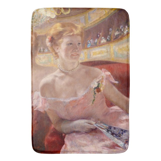 Tapete De Banheiro Mulher Americana com Colar Pérola e Vestido Rosa (Frente Vertical)