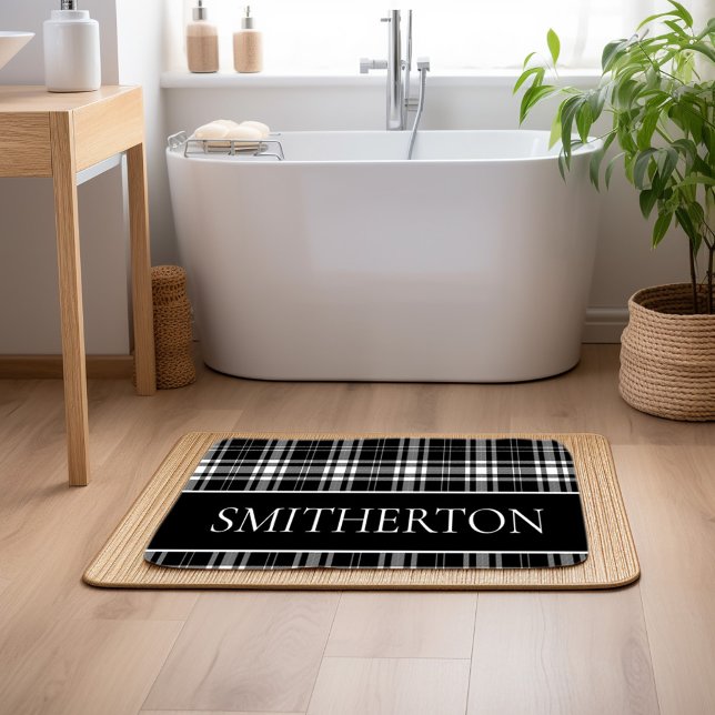 Tapete De Banheiro Nome da família personalizada Xadrez de búfalos br (Black and white checkered custom name bathmat)