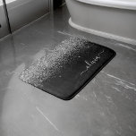 Tapete De Banheiro Nome da Rapariga do Monograma de Script Glitter de<br><div class="desc">Preto e Silver Sparkle Glitter Script Monograma Nome Bath Mats. Isso faz da formatura perfeita,  aniversário,  casamento,  duche de noiva,  aniversário,  duche de bebê ou festa de solteira para alguém que ama luxo de vidro e estilos quicos.</div>