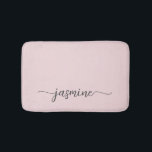 Tapete De Banheiro Nome de Letra em Monograma de Menina Rosa Beijo Mi<br><div class="desc">Tapete de banheiro personalizado com monograma feminino minimalista rosa bege simples. Este design apresenta seu primeiro nome em um estilo de letra manuscrita bonita com caligrafia de assinatura com cauda swash (ou tipografia) sobre um fundo rosa poeira pastel ou rosa bege claro. São fáceis de personalizar. Ótimo presente feminino e...</div>