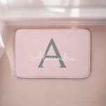 Tapete De Banheiro Nome do Monograma da Rapariga da Cinza Rosa Escamo<br><div class="desc">Bath Mats do Nome do Monograma Simples,  Cor-de-rosa e Cinza. Isso faz da formatura perfeita,  aniversário,  casamento,  duche de noiva,  aniversário,  duche de bebê ou festa de solteira para alguém que ama luxo de vidro e estilos quicos.</div>