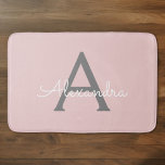 Tapete De Banheiro Nome do Monograma da Rapariga da Cinza Rosa Escamo<br><div class="desc">Bath Mats do Nome do Monograma Simples,  Cor-de-rosa e Cinza. Isso faz da formatura perfeita,  aniversário,  casamento,  duche de noiva,  aniversário,  duche de bebê ou festa de solteira para alguém que ama luxo de vidro e estilos quicos.</div>