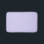 Tapete De Banheiro Nome do Monograma da Rapariga de Script Moderno Ro<br><div class="desc">Bath do Nome do Monograma Simples do Script Roxo lavanda Corresponde. Isso faz a formatura perfeita,  aniversário,  casamento,  chá de panela,  aniversário,  chá de fraldas ou presente de festa de solteira para alguém que ama luxo de vidro e estilos quíticos.</div>