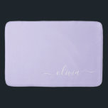 Tapete De Banheiro Nome do Monograma da Rapariga de Script Moderno Ro<br><div class="desc">Bath do Nome do Monograma Simples do Script Roxo lavanda Corresponde. Isso faz a formatura perfeita,  aniversário,  casamento,  chá de panela,  aniversário,  chá de fraldas ou presente de festa de solteira para alguém que ama luxo de vidro e estilos quíticos.</div>