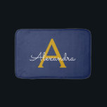 Tapete De Banheiro Nome do Monograma da Rapariga do Script Moderno Do<br><div class="desc">Bath Mats de Nome do Monograma Simples de Script Azul Navy e Ouro. Isso faz da formatura perfeita,  aniversário,  casamento,  duche de noiva,  aniversário,  duche de bebê ou festa de solteira para alguém que ama luxo de vidro e estilos quicos.</div>