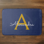 Tapete De Banheiro Nome do Monograma da Rapariga do Script Moderno Do<br><div class="desc">Bath Mats de Nome do Monograma Simples de Script Azul Navy e Ouro. Isso faz da formatura perfeita,  aniversário,  casamento,  duche de noiva,  aniversário,  duche de bebê ou festa de solteira para alguém que ama luxo de vidro e estilos quicos.</div>