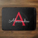 Tapete De Banheiro Nome do Monograma da Rapariga do Script Preto Verm<br><div class="desc">Bath Mats do Nome do Monograma Simples Preto e Vermelho. Isso faz da formatura perfeita,  aniversário,  casamento,  duche de noiva,  aniversário,  duche de bebê ou festa de solteira para alguém que ama luxo de vidro e estilos quicos.</div>