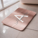 Tapete De Banheiro Nome do monograma de metal escovado Dourado com ro<br><div class="desc">Pink Rose Gold Faux Brushed Metal Stainless Steel Elegant Monogram Bath Mat. This Bath Mat is perfect for decorating your bathroom in Rose Gold.</div>