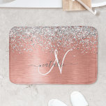 Tapete De Banheiro Nome do Monograma do Glitter Metálico Brutado Dour<br><div class="desc">Personalize facilmente este design de banho-maria moderno com brilho bonito prateado em fundo metálico escovado de rosa.</div>