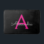 Tapete De Banheiro Nome do Monograma Girly Black Script Hot-Pink<br><div class="desc">Bath Mats de Nome do Monograma Simples de Script Preto e Rosa Quente Isso faz a formatura perfeita,  aniversário,  casamento,  chá de panela,  aniversário,  chá de fraldas ou presente de festa de solteira para alguém que ama luxo de vidro e estilos quíticos.</div>