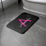 Tapete De Banheiro Nome do Monograma Girly Black Script Hot-Pink<br><div class="desc">Bath Mats de Nome do Monograma Simples de Script Preto e Rosa Quente Isso faz a formatura perfeita,  aniversário,  casamento,  chá de panela,  aniversário,  chá de fraldas ou presente de festa de solteira para alguém que ama luxo de vidro e estilos quíticos.</div>