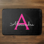 Tapete De Banheiro Nome do Monograma Girly Black Script Hot-Pink<br><div class="desc">Bath Mats de Nome do Monograma Simples de Script Preto e Rosa Quente Isso faz a formatura perfeita,  aniversário,  casamento,  chá de panela,  aniversário,  chá de fraldas ou presente de festa de solteira para alguém que ama luxo de vidro e estilos quíticos.</div>