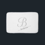 Tapete De Banheiro Nome do Monograma Personalizado Branco Elegante<br><div class="desc">Esta é uma bela toalha branca elegante com um monograma / inicial de multicores personalizado único (fornecendo um efeito especial) e com o seu primeiro nome. Criará uma atmosfera suave e convidativa e suave o suficiente para poder fazer uma variedade de efeitos de coordenação. Vai criar uma bela decoração da...</div>