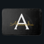 Tapete De Banheiro Nome do Monograma Rapariga de Script Moderno Doura<br><div class="desc">Bath Mats do Nome do Monograma Simples Preto e Ouro. Isso faz da formatura perfeita,  aniversário,  casamento,  duche de noiva,  aniversário,  duche de bebê ou festa de solteira para alguém que ama luxo de vidro e estilos quicos.</div>