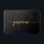 Tapete De Banheiro Nome em Rotulo Monograma de Menina Dourado Preto M<br><div class="desc">Este design apresenta seu primeiro nome em uma linda fonte de letra manuscrita com rabiscos (ou tipografia) em caligrafia sobre um fundo preto e dourado. Estes são fáceis de personalizar. Ótimo presente feminino e elegante para aquecimento de casa, também para aniversário, casamento, festa de 16 anos, chá de noiva, despedida...</div>
