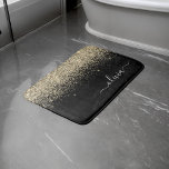 Tapete De Banheiro Nome Glamour Feminino Monograma Script Dourado Pre<br><div class="desc">Tapetes de Banho Nome Monograma Script Brilho Preto e Dourado. Isso torna o presente perfeito para formatura,  aniversário,  casamento,  chá de noiva,  aniversário de casamento,  chá de bebê ou festa de despedida de solteira para alguém que ama luxo e estilos chiques.</div>