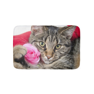 Tapete De Banheiro O gato de gato malhado bonito com aumentou